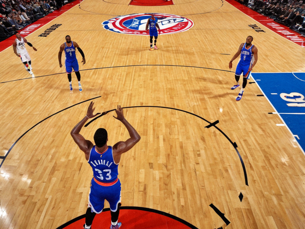 NBA 常规赛现场球员在三分线外出手投篮