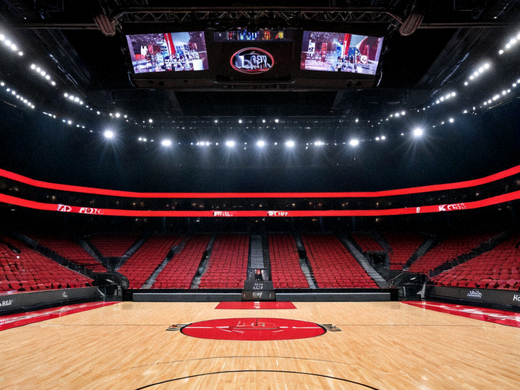 NBA季后赛球馆内观众席与赛场灯光气氛