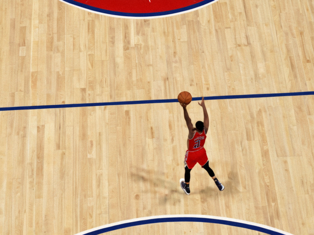 NBA 比赛中球员三分出手的瞬间画面