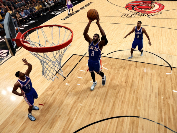 NBA 篮球比赛现场，球员在篮下完成上篮动作
